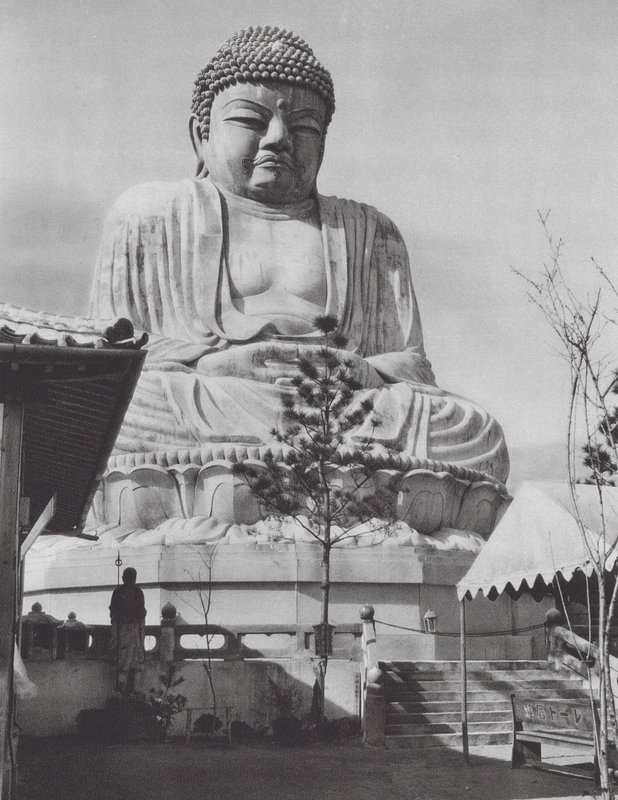 Japani: Buddhastatue Beppussa (s/w-kuva). tekijältä Axel von Graefe