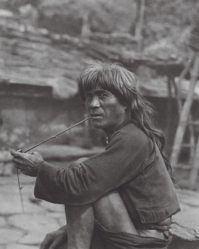 Japani: Paiwan-heimon päällikkö Raishassa (s/w-kuva). tekijältä Axel von Graefe