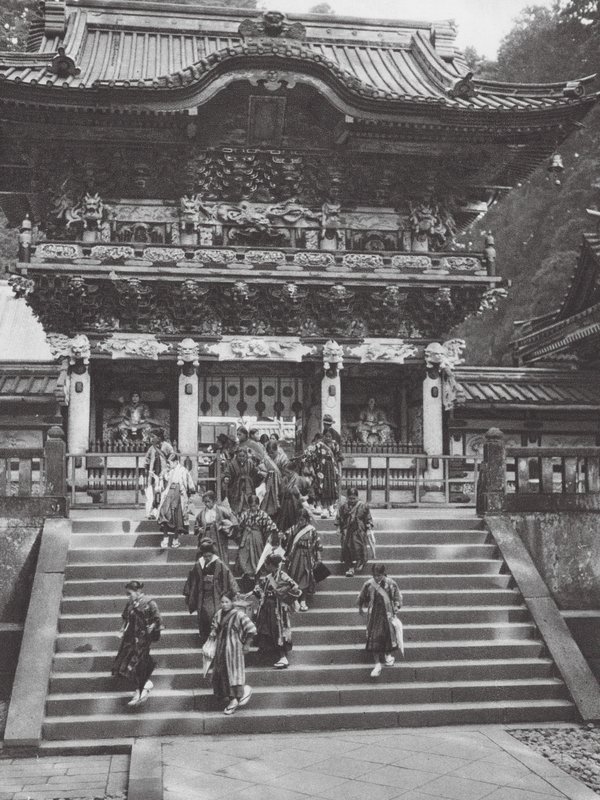 Japani: Nikko, Yomei-mon, Ieyasun pyhäkön pääportaali (s/w-kuva). tekijältä Axel von Graefe