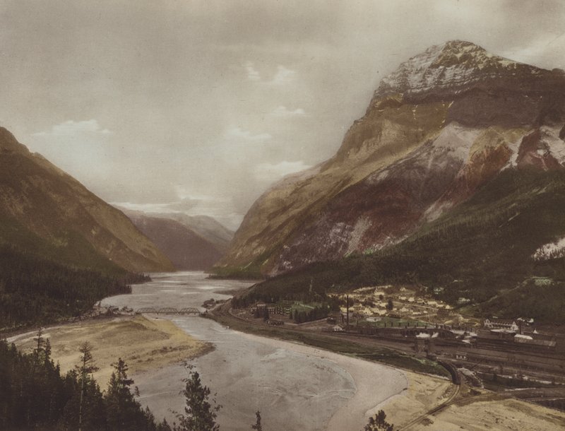 Field, British Columbia ja Mount Stephen (värikuva) tekijältä Byron Hill Harmon