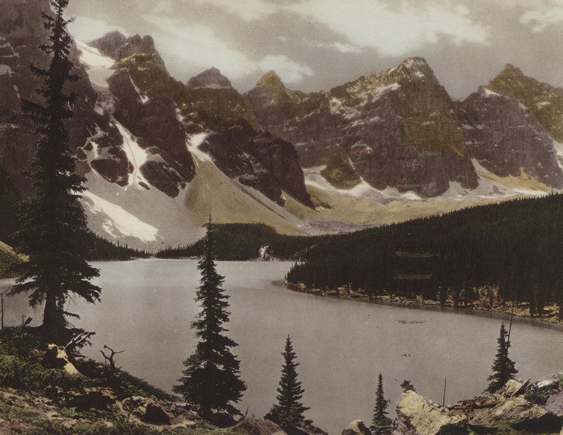 Moraine Lake ja Valley of Ten Peaks (värikuva) tekijältä Byron Hill Harmon