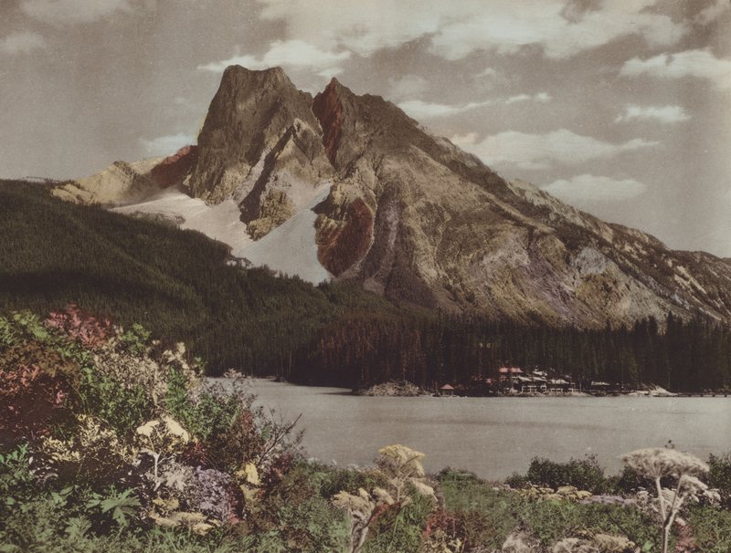 Mount Burgess ja Emerald Lake Chalet (värikuva) tekijältä Byron Hill Harmon
