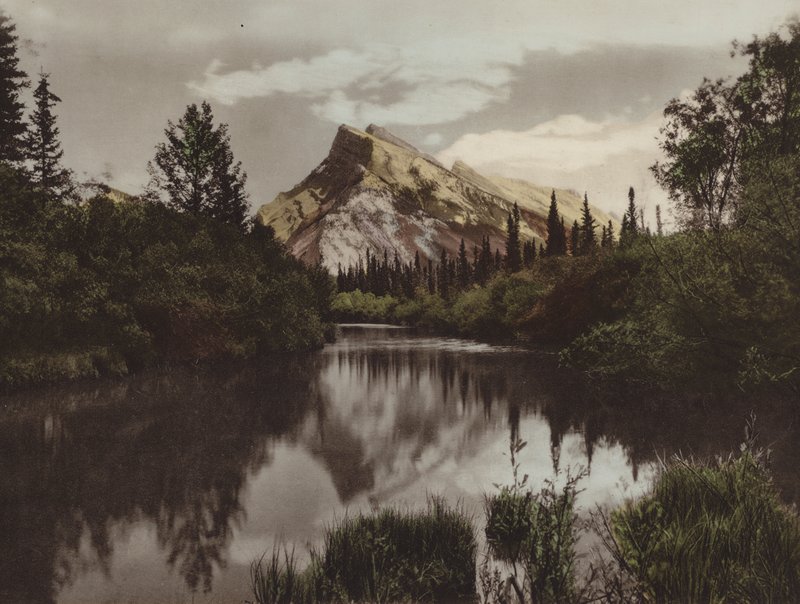 Mount Rundle, Banff, Alt 9 665 Feet (värivalokuva) tekijältä Byron Hill Harmon