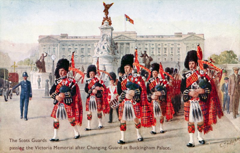 Scots Guards, Victoria Memorial, Buckinghamin palatsi (väri litho) tekijältä C. T. (after) Howard