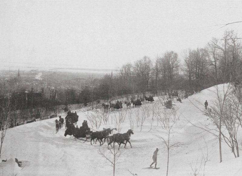 Tandemklubi ajaa vuorella (s/w kuva) tekijältä Canadian Photographer