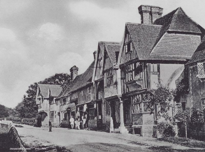 Chiddingstone Village (m/w kuva) tekijältä Charles Essenhigh Corke