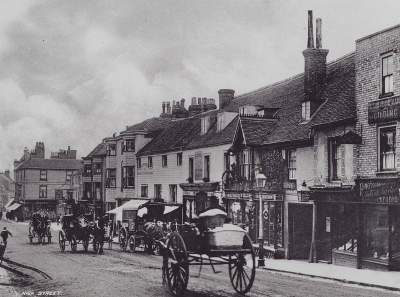 Sevenoaks: High Street (m/w kuva) tekijältä Charles Essenhigh Corke