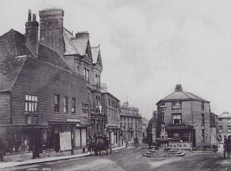 Sevenoaks: London Road (m/w kuva) tekijältä Charles Essenhigh Corke