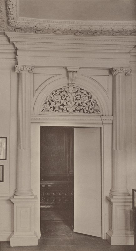 Ovi Ashburnham Housessa, Westminsterissä tekijältä Charles Latham