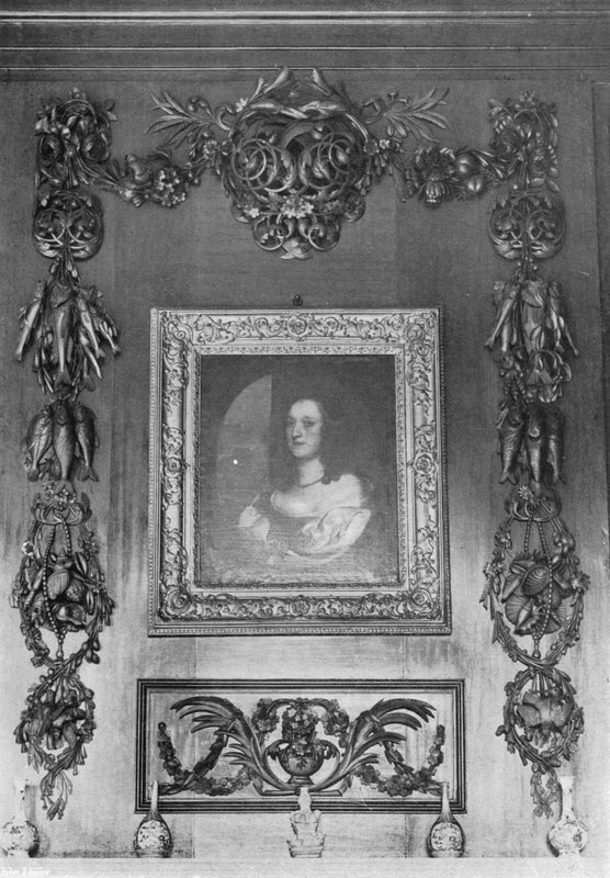 Kaiverrukset Hall Mantelin päällä tekijältä Charles Latham