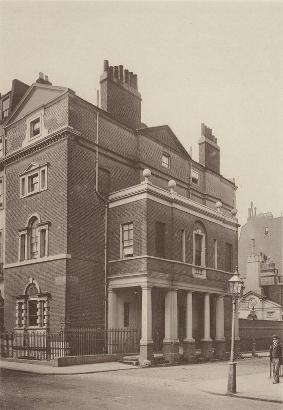 Corner House, South Audley Street, West tekijältä Charles Latham