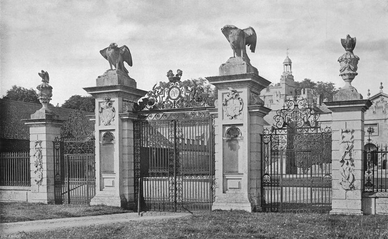 Drayton: Forecourt Gates (m/w kuva) tekijältä Charles Latham
