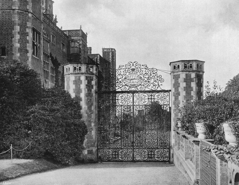 East Gateway pohjoisrintamalla tekijältä Charles Latham