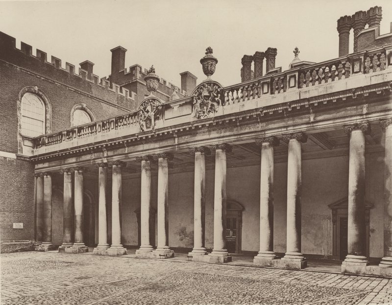 Hampton Court Palace, Colonnade to Kings Entrance tekijältä Charles Latham