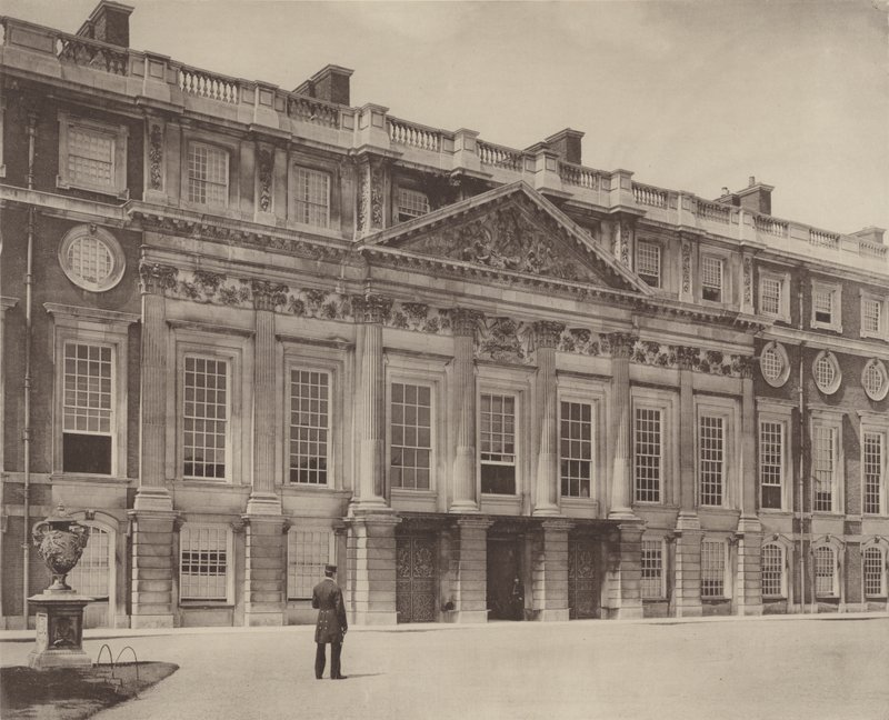 Hampton Court Palace, East Front tekijältä Charles Latham