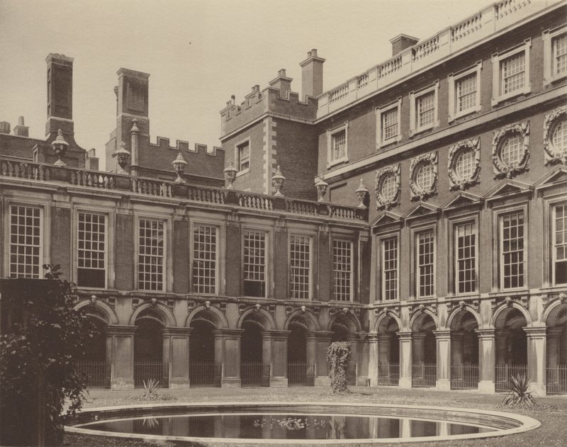 Hampton Court Palace, Fountain Court tekijältä Charles Latham
