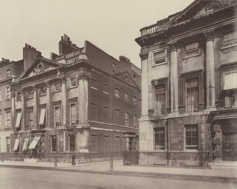 Talo Cavendish Squarella, lännessä tekijältä Charles Latham