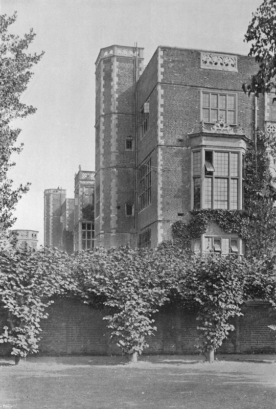 North Turrets Priory Gardenista (m/w kuva) tekijältä Charles Latham