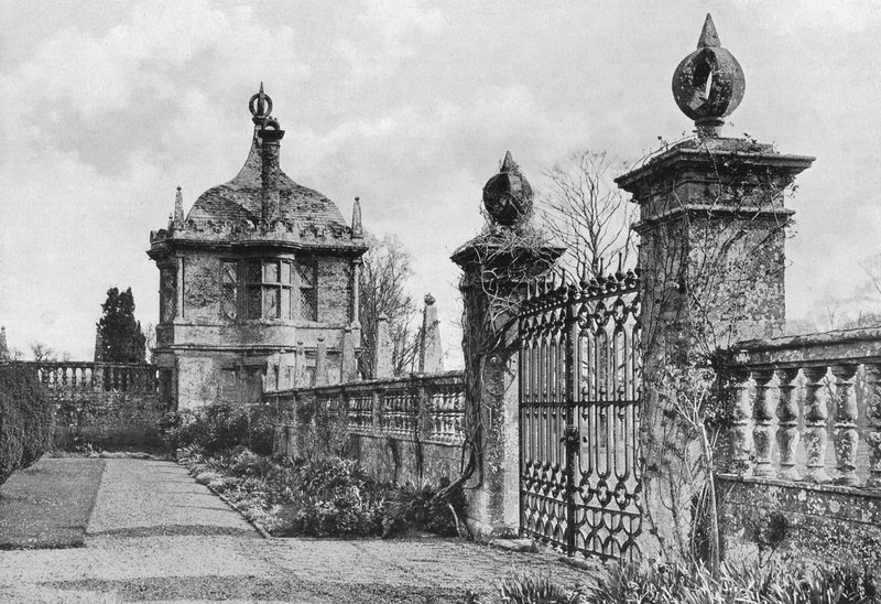 East Garden-House ja Forecourt Gates tekijältä Charles Latham