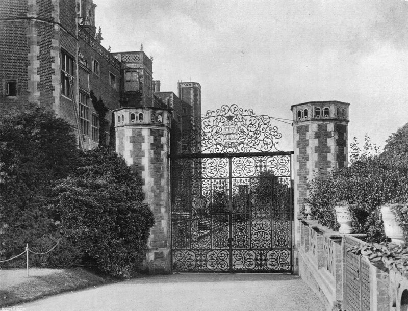 East Gateway pohjoisrintamalla (m/w kuva) tekijältä Charles Latham