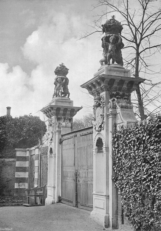 Flower-Pot Gates Hampton Courtissa tekijältä Charles Latham