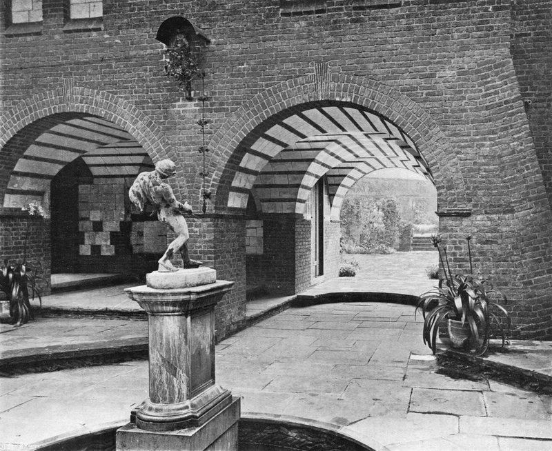 The Fountain Court (m/w kuva) tekijältä Charles Latham