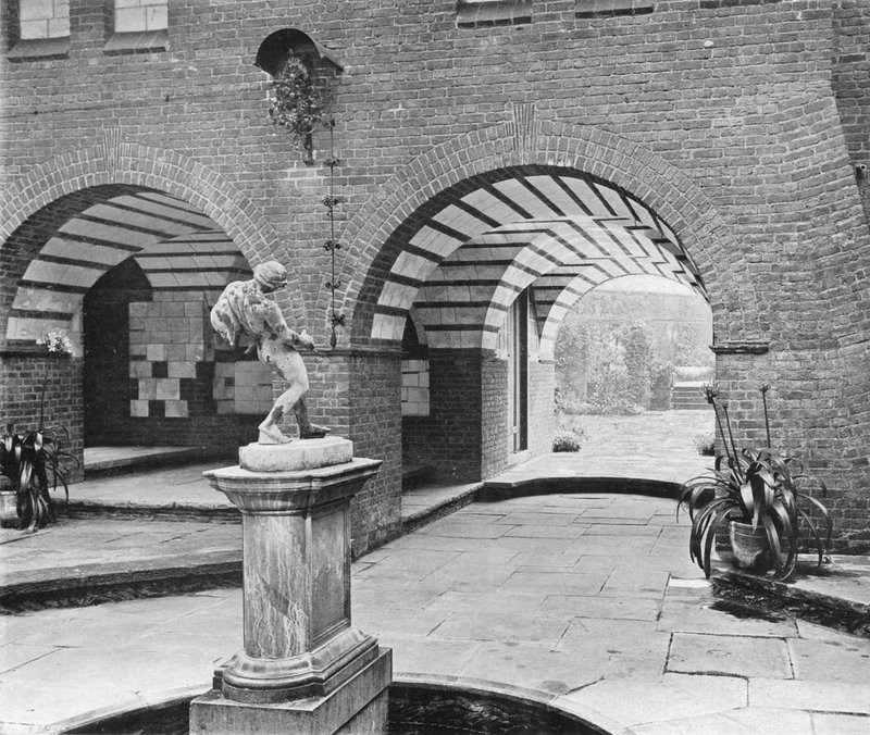 The Fountain Court (m/w kuva) tekijältä Charles Latham