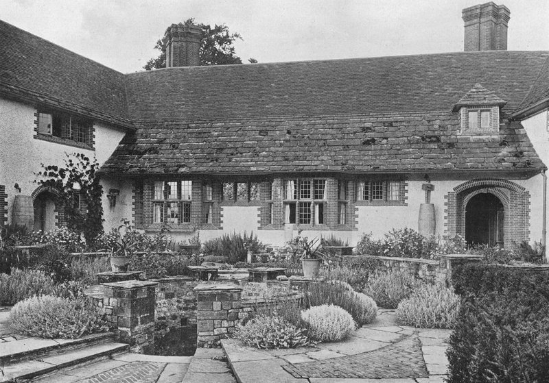 Garden Court tekijältä Charles Latham