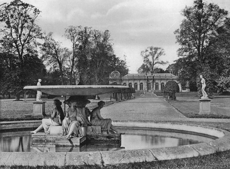 Orangery Walk tekijältä Charles Latham