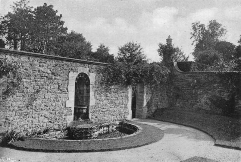 Rose Court tekijältä Charles Latham