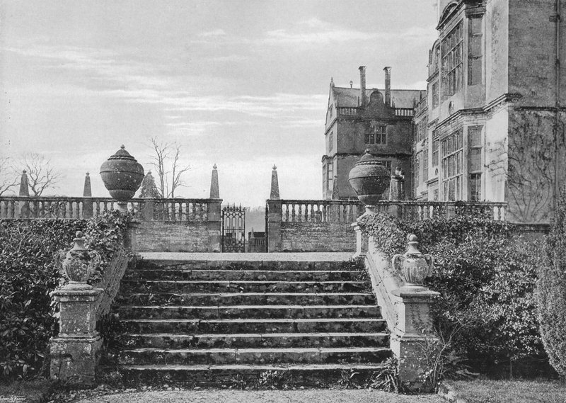 Terassiportaat Sunk Privy Gardenista tekijältä Charles Latham