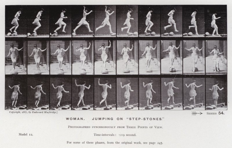 Ihmishahmo liikkeessä: Nainen hyppäämässä "askelkivillä" (m/w kuva) tekijältä Eadweard Muybridge