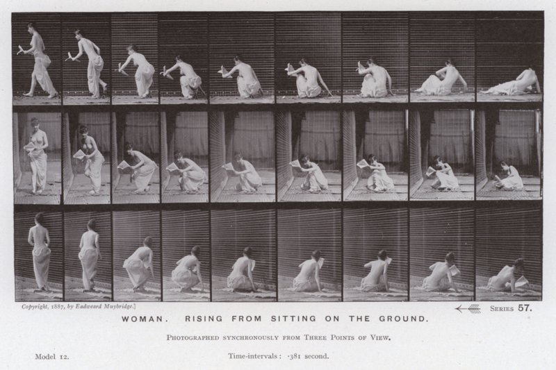 Ihmishahmo liikkeessä: Nainen nousemassa istumasta maahan (m/w kuva) tekijältä Eadweard Muybridge