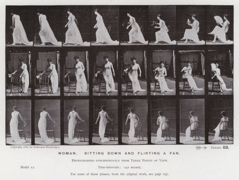Ihmishahmo liikkeessä: Nainen istumassa ja flirttailemassa tuulettimelle (m/w kuva) tekijältä Eadweard Muybridge