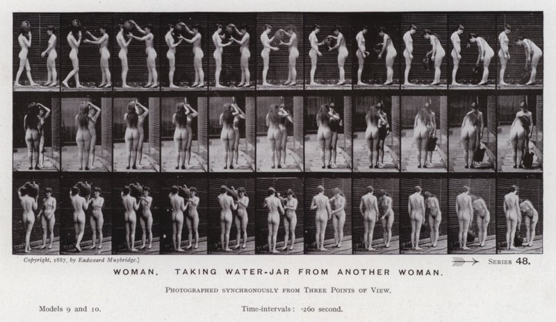 Ihmishahmo liikkeessä: Nainen ottaa vesipurkin toiselta naiselta (m/w kuva) tekijältä Eadweard Muybridge