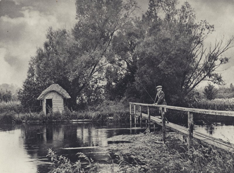Mökki Leckfordin veden äärellä (s/w-kuva) tekijältä Edward Alfred Barton