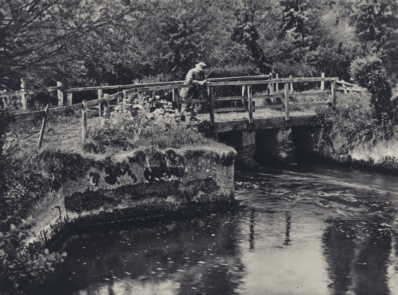Burcombe Nadderin varrella (s/w-kuva) tekijältä Edward Alfred Barton