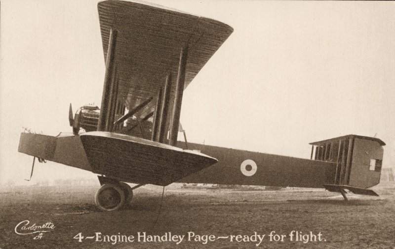 4-moottorinen Handley Page -lentokone, valmiina lentoon (m/v kuva) tekijältä English Photographer