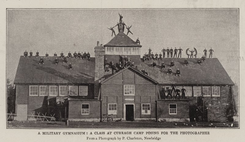 Military Gymnasium, luokka Curragh Campissa poseeraamassa valokuvaajalle tekijältä English Photographer