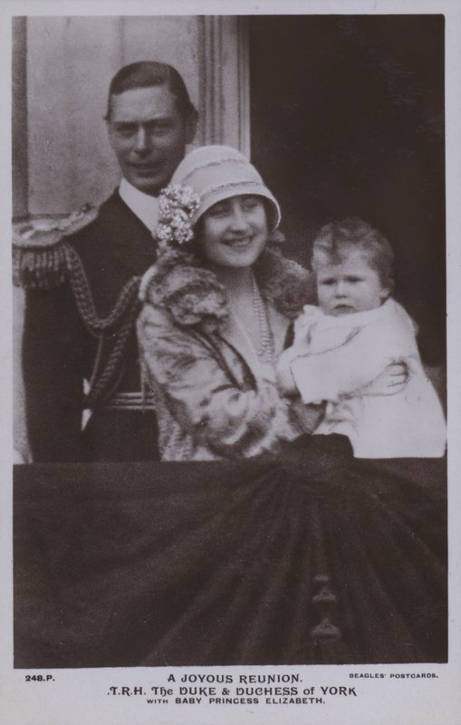 Iloinen jälleennäkeminen, TRH Yorkin herttua ja herttuatar vauvan prinsessa Elizabethin kanssa (m/v kuva) tekijältä English Photographer