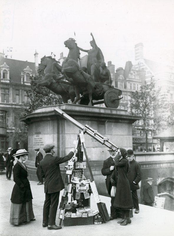 Teleskooppi Big Benin katseluun Boadicea-patsaan rantakadulla tekijältä English Photographer