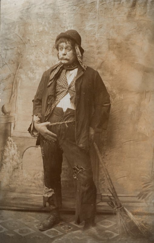 Näyttelijä pukeutuneena katusiivoojaksi (s/w-kuva) tekijältä English Photographer