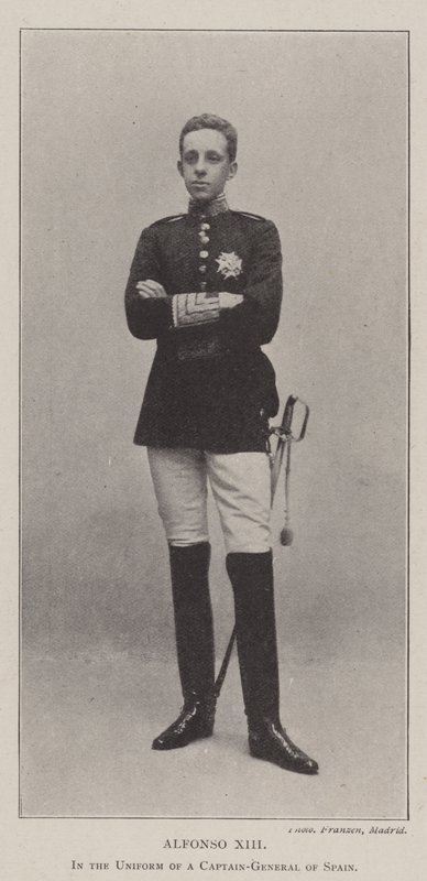 Alfonso XIII Espanjan kenraalikapteenin univormussa tekijältä English Photographer