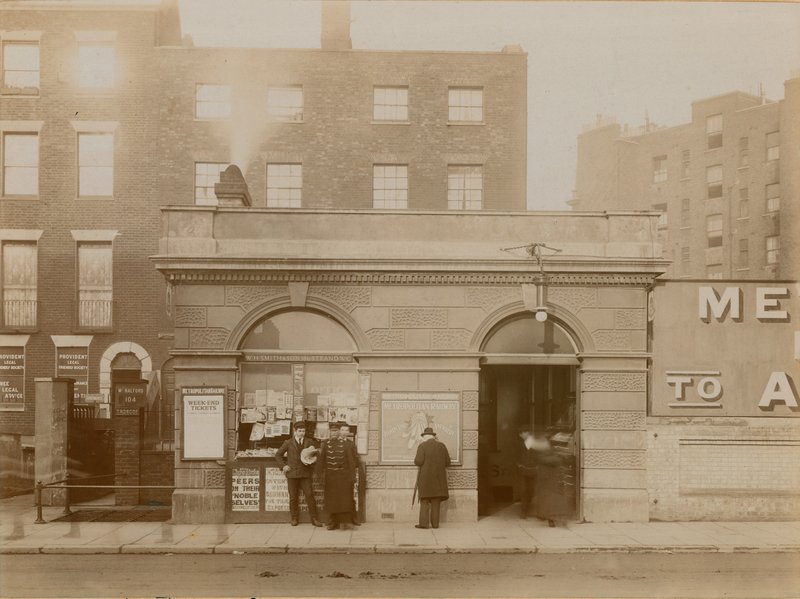 Baker Streetin rautatieasema, itäinen sisäänkäynti, Marylebone Road, Lontoo; valokuva otettu toukokuussa 1908 tekijältä English Photographer