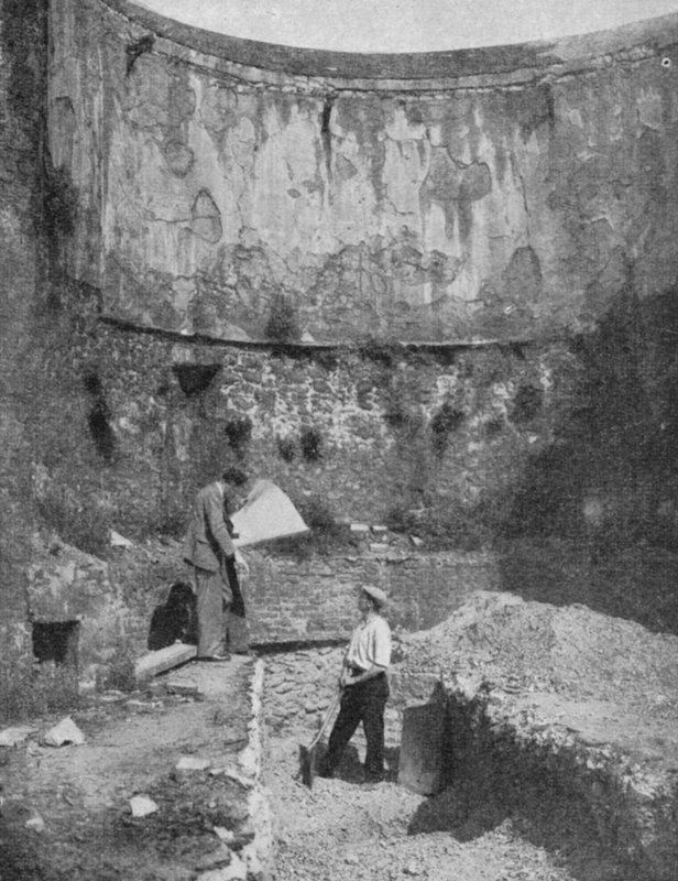 Historiallisen Lontoon muurin linnake, löydetty Cripplegatesta toisen maailmansodan jälkeisten kaivausten aikana (b/w kuva) tekijältä English Photographer