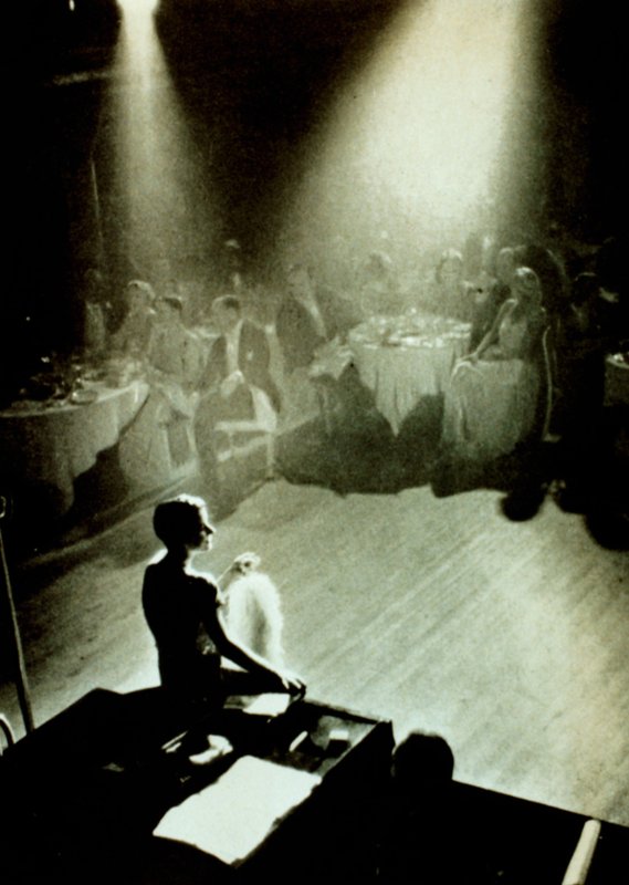 Beatrice Lillie, revüütaiteilija 1920-luvulla Cafe de Parisin valokeilassa tekijältä English Photographer