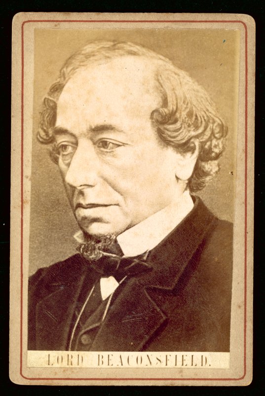 Benjamin Disraeli, Lord Beaconsfield, muotokuva (m/w kuva) tekijältä English Photographer