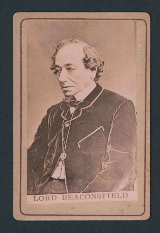 Benjamin Disraeli, käyntikortti tekijältä English Photographer