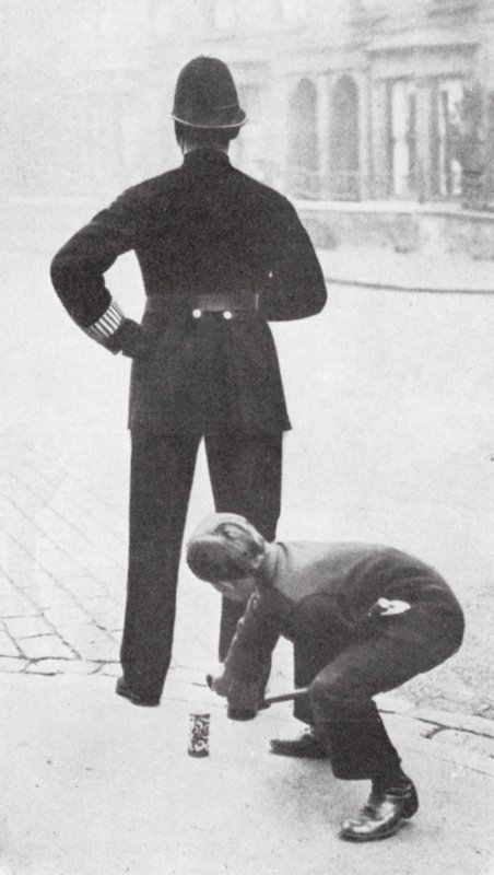 Poika pilailee poliisille (s/w-kuva) tekijältä English Photographer