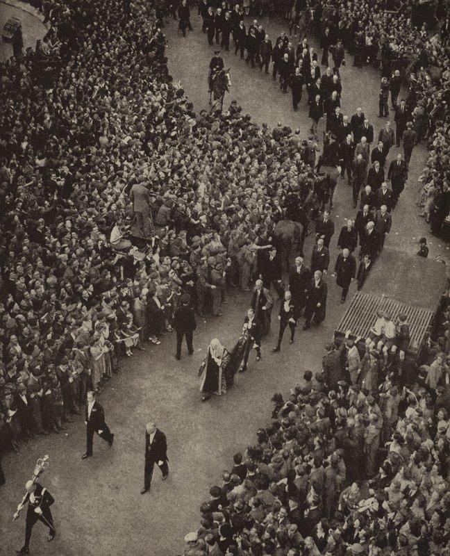 Britannian pääministeri Winston Churchill ja hänen kabinettinsa kävelemässä Pyhän Margaretin kirkolle Westminsterissä kiitospalvelukseen natsi-Saksan hyökkäyksen uhalta vapautumisesta, 8. toukokuuta 1945 (m/v kuva) tekijältä English Photographer
